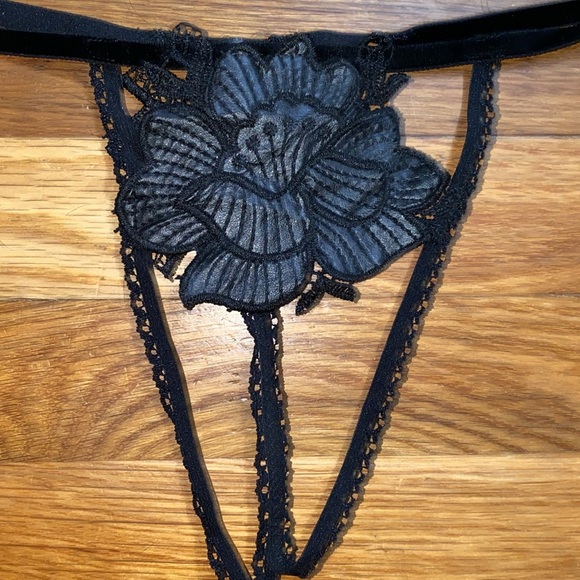 NWOT Belle-et-BonBon Bisoux Black Rose Leatherette Thong - Picture 3 of 10